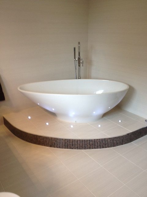 Freestanding bath on a plinth with step lights